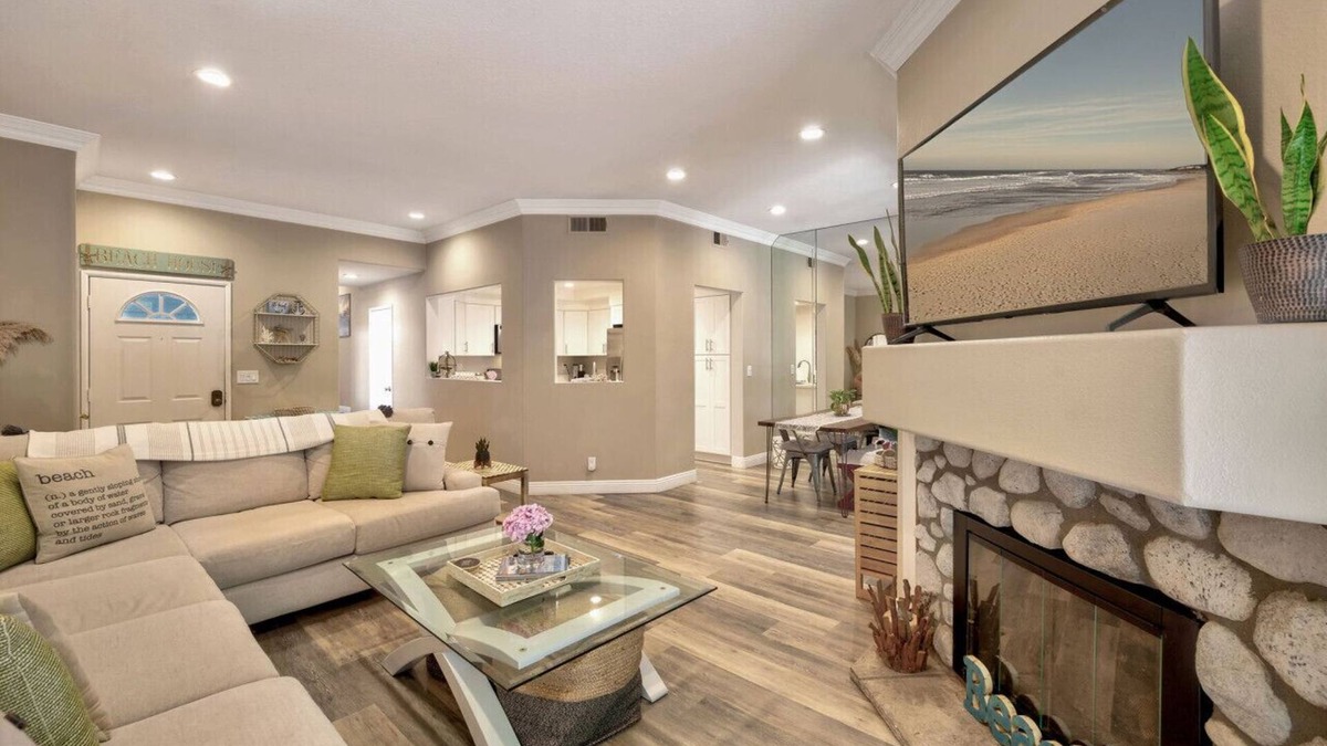 Huntington Beach Condo | 31+ Night Stay Condo | 24-7 Security | Pool | Cozy