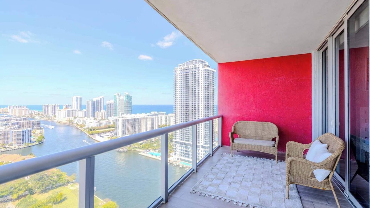 Hallandale Beach Apartment | 31st Floor-Water View Apartment-Prime Location