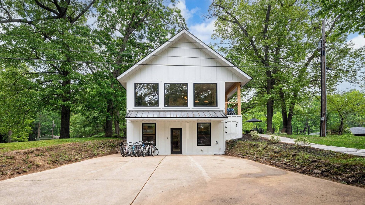 New Buffalo House | 3200 sqft New Buffalo Private HEATED Pool & Hot tub 11 beds 6 bdrms 3 full baths