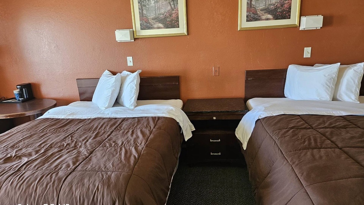 Eads Bed & Breakfast | 330 per week Room with fridge and microwave restaurant grocery shop bar Near by