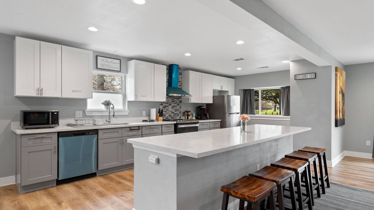 Southeast Houston House | 3300 SQ★Spacious Kitchen&2 Living rooms ★6Bed rooms with 12Beds★5 Big Screen TVs