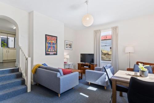 Sullivan's Cove Apartment | 338 on Murray walk to restaurant strip