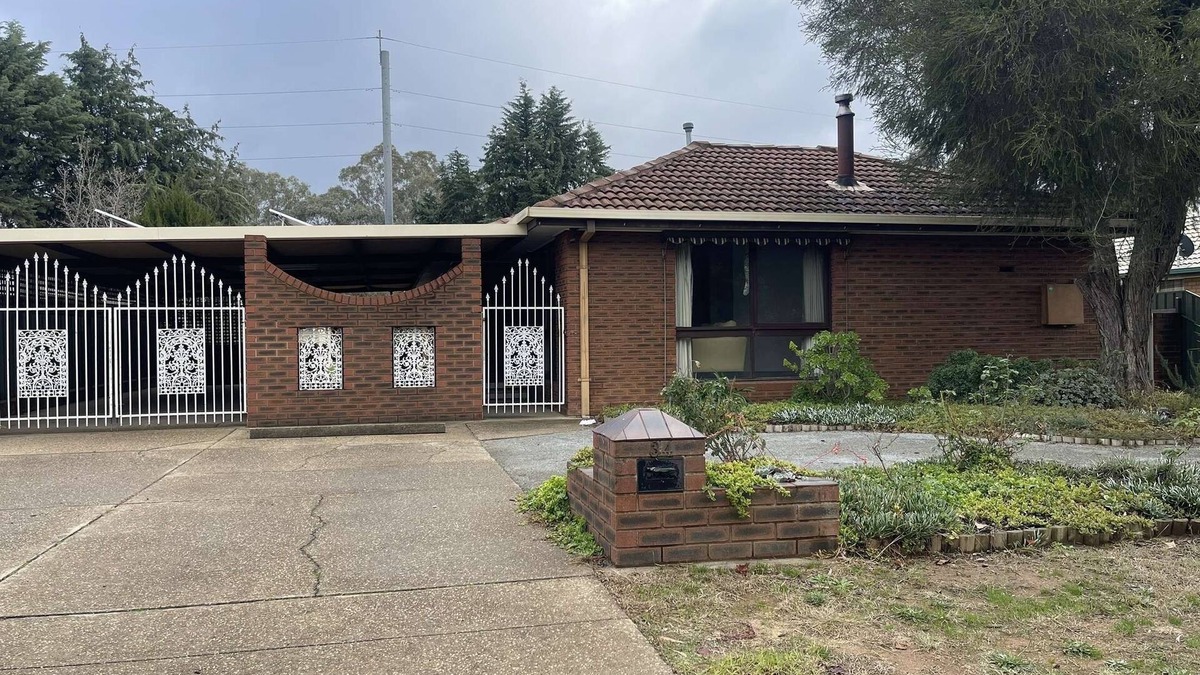 Mount Austin House | 34 Adjin Street House Wagga Wagga