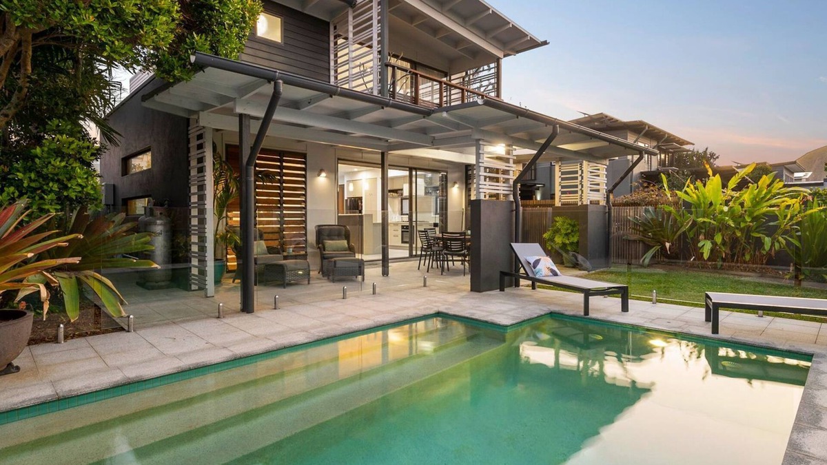 Mount Coolum House | 34 Boardrider Crescent