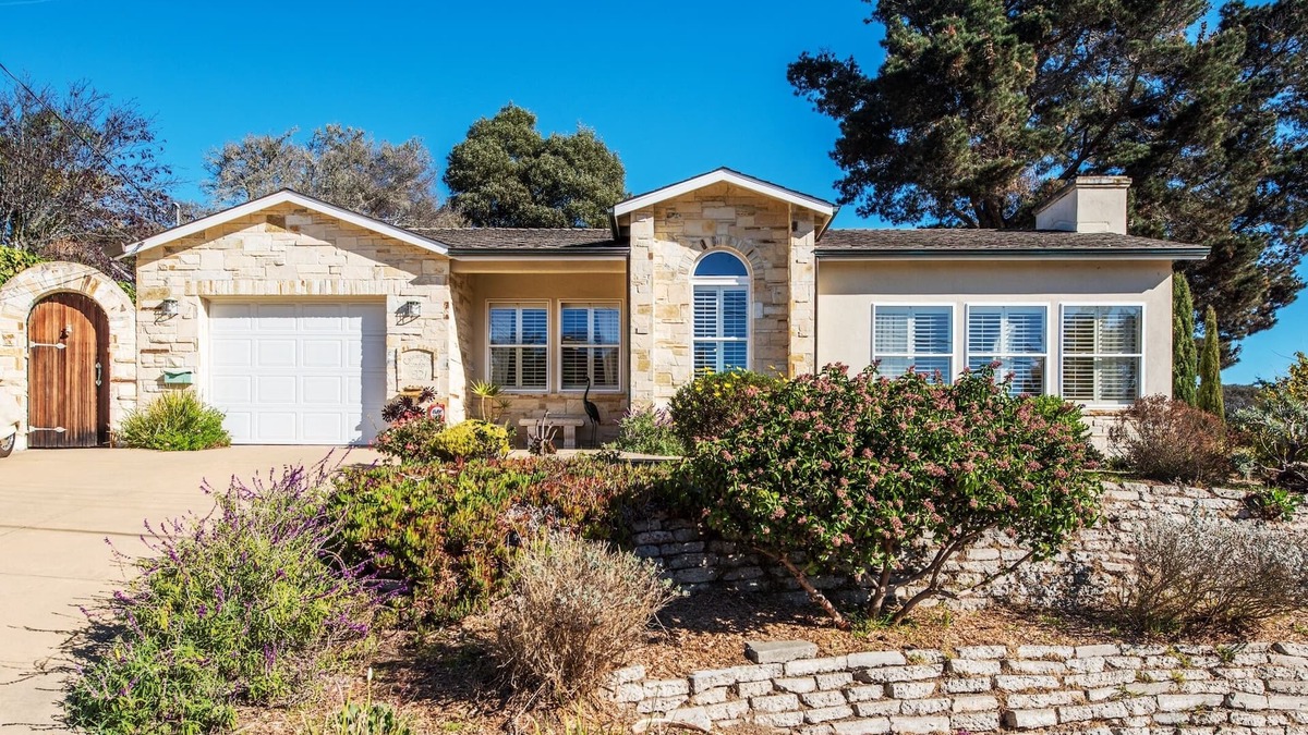 Del Rey Oaks House | 3485 Avalon by the Sea ~ Huge Gourmet Kitchen!