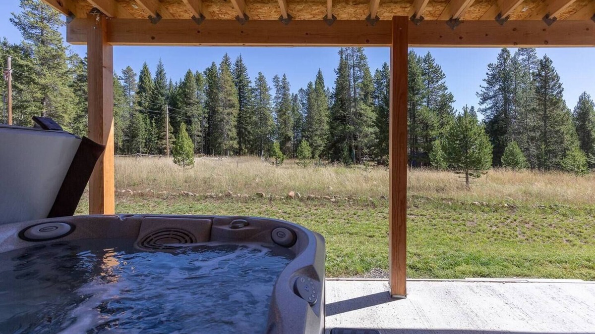 Rea House | 35mins from West Yellowstone, Partial A/C, Hot Tub, Foosball