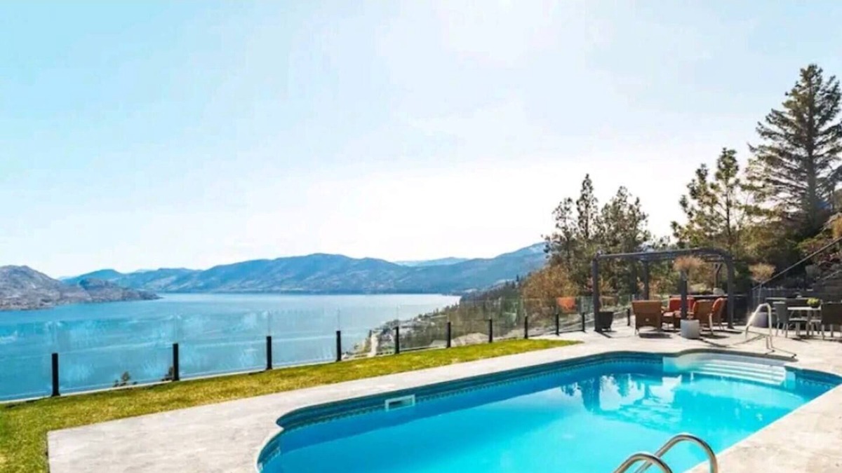 Central Okanagan House | 360 LAKE VIEWS + POOL + HOT TUB