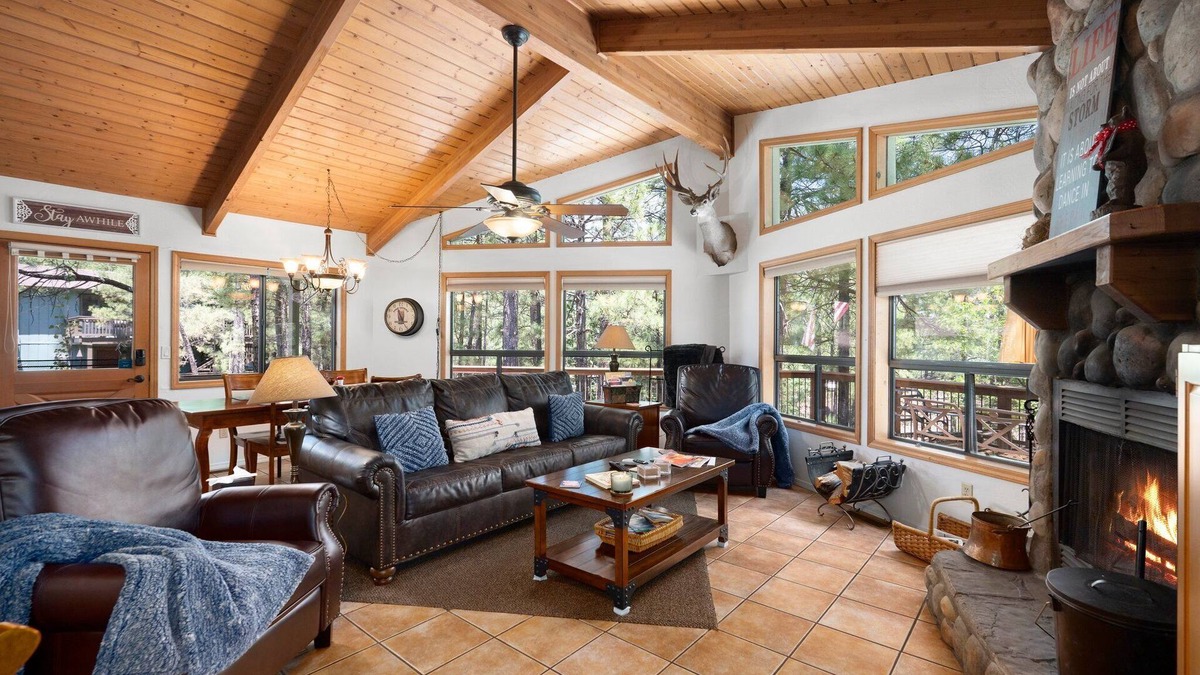 Munds Park Cabin | 360° deck. Head north with your dog and your jacket!