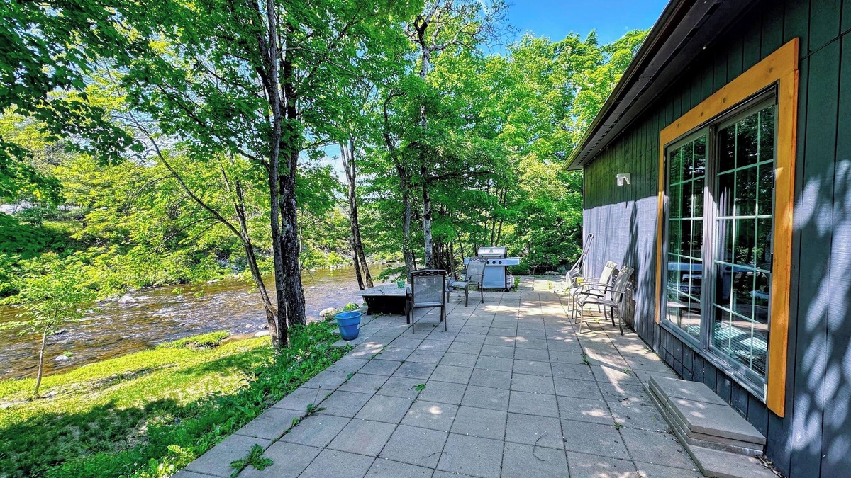 Littleton House | 37PA Superbly appointed riverfront home in LIttleton! Skiing, hiking, firepit, wifi, dog friendly!