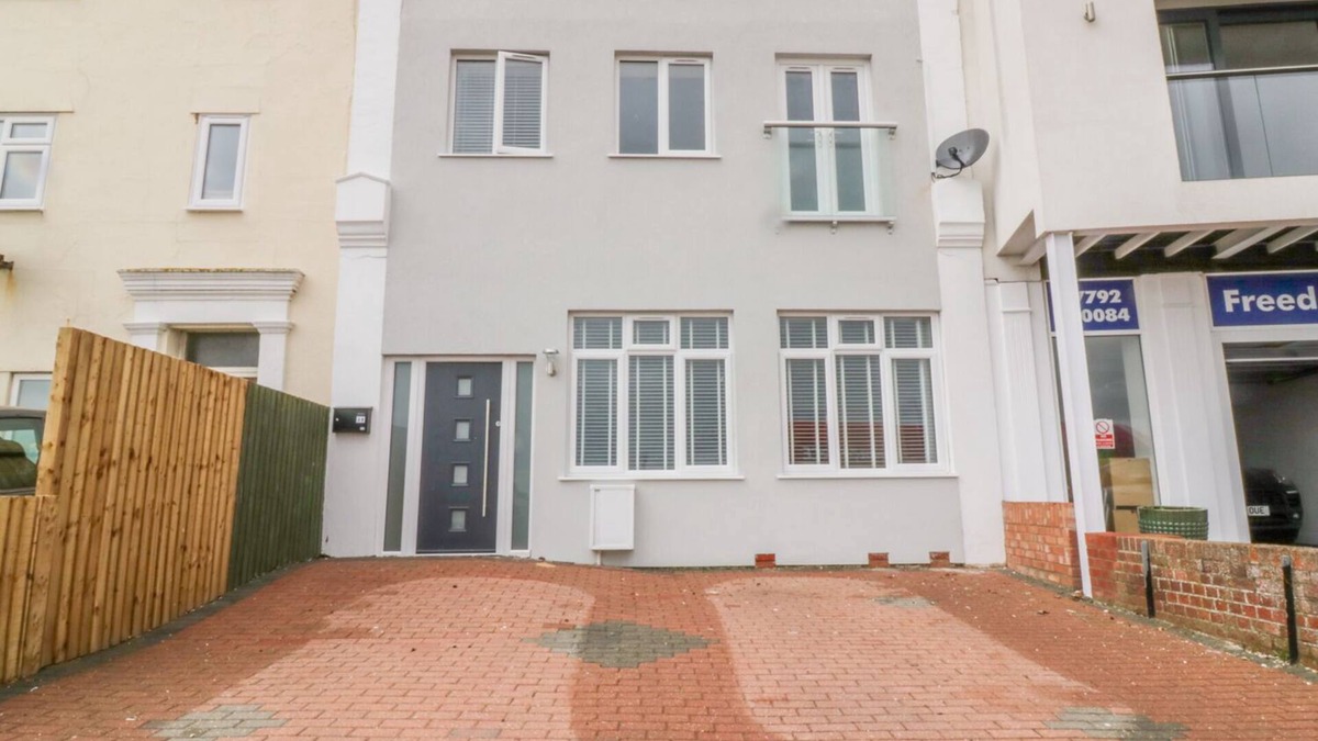 Walton on the Naze Cottage | 38 THE PARADE, country holiday cottage in Walton-On-The-Naze
