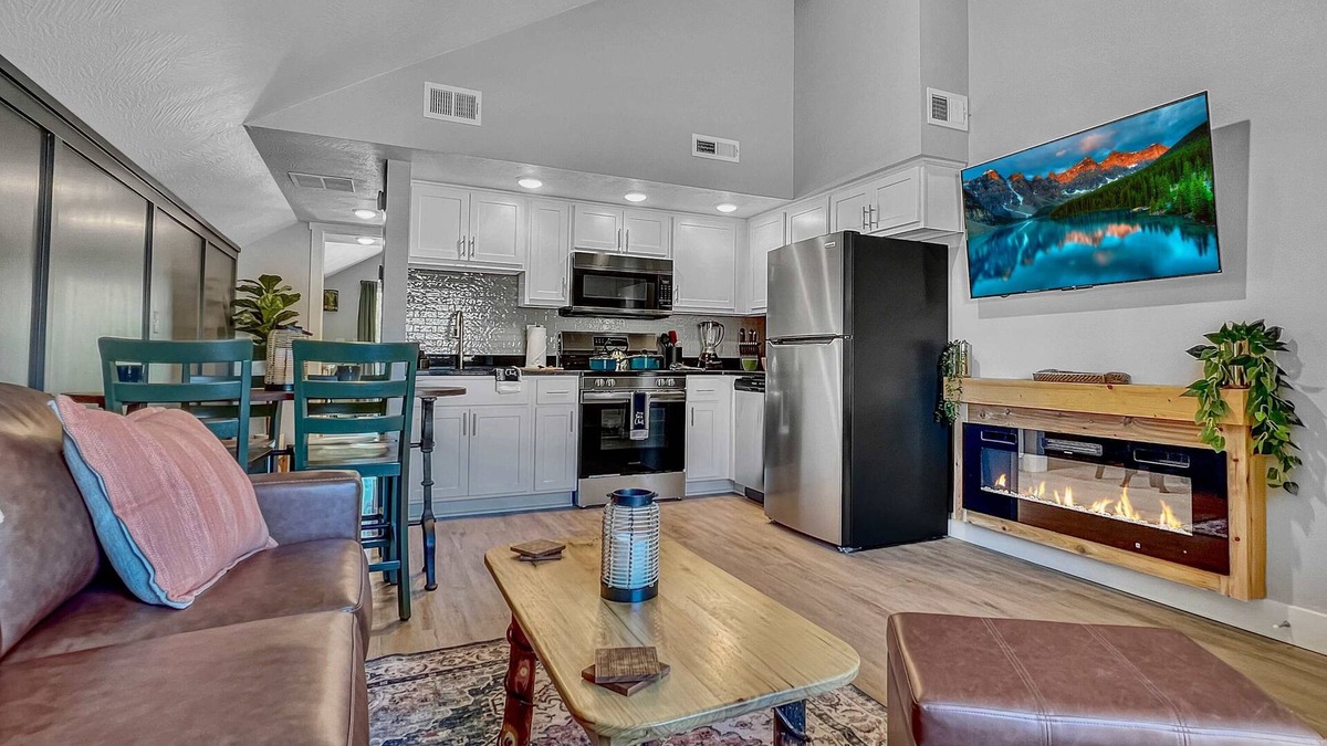 Downtown Branson Condo | 384 Creekside walk to landing, convention center