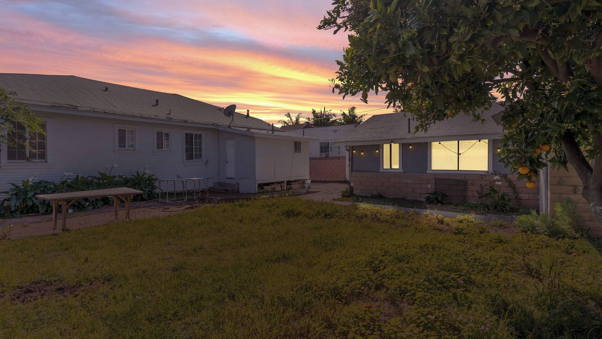 Santa Ana House | 3b2b Home w Shared Backyard Close to UCI