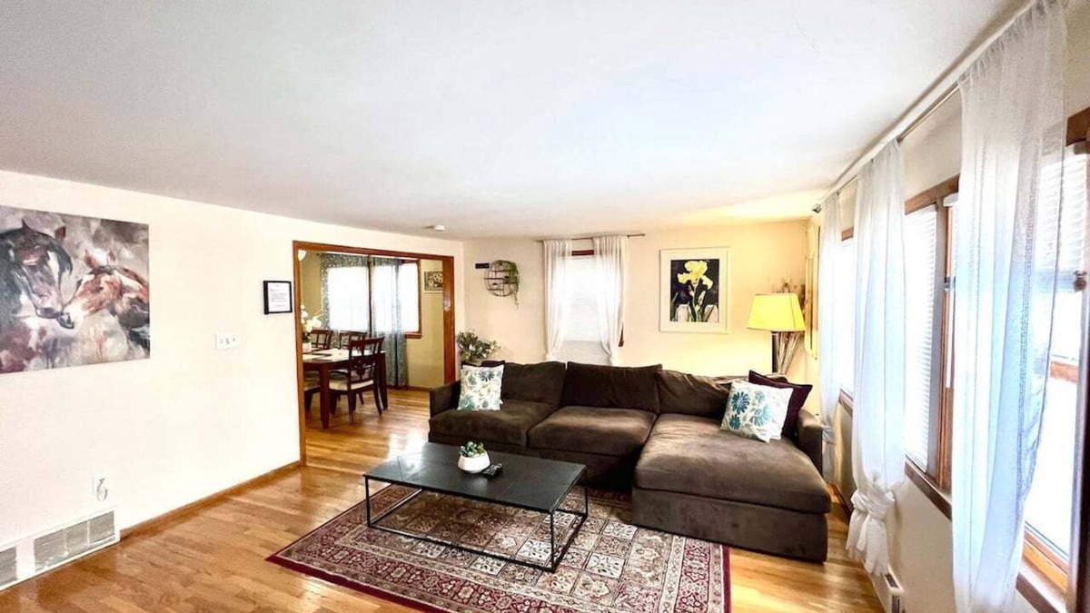 Waltham Apartment | 3bd/1ba apartment with parking 6724