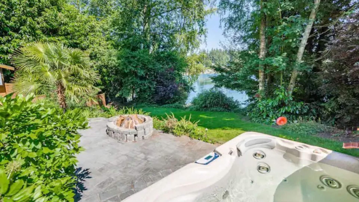 Lakewood House | 3Bd lake home w/hot tub & private dock
