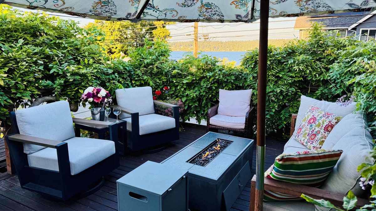 Seattle Metro Area House | 3bd w/Lake Views and Chef's Kitchen