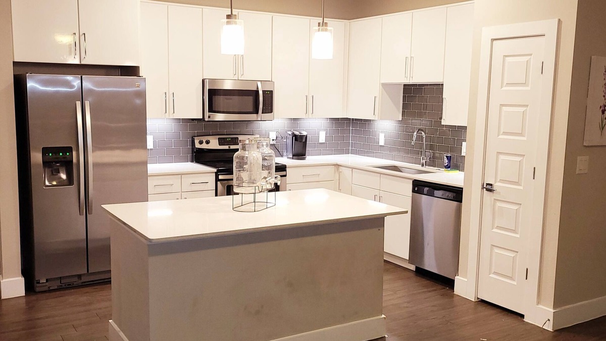 Addicks House | 3BDRM TOWNHOUSE! 75IN TV! WIFI