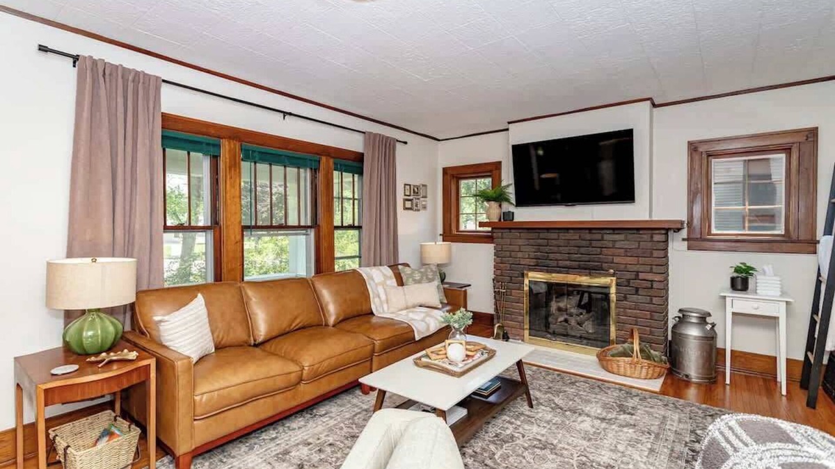 Ames House | 3bed/1.5bath Modern Retreat w/Hot Tub