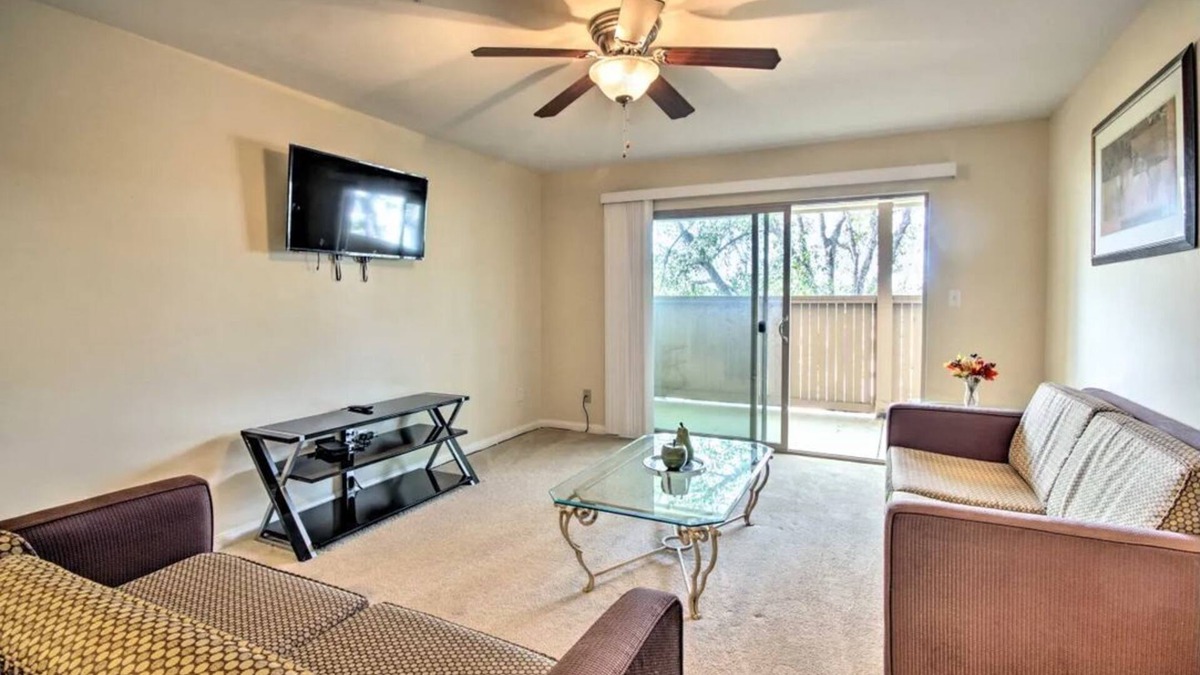South Main Condo | 3bed/2bath sleeps 8 near NRG Stadium, Medical Center, Downtown Houston, Galleria