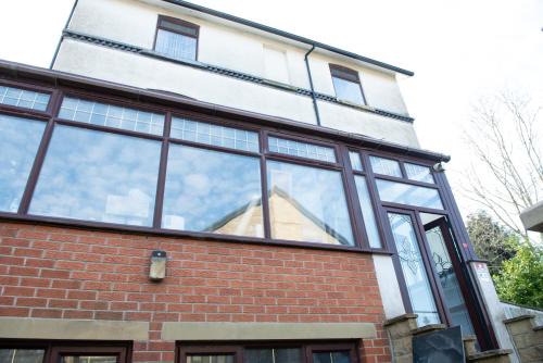 Low Moor Apartment | 3bed Contractor, Wifi,2 Free parking space