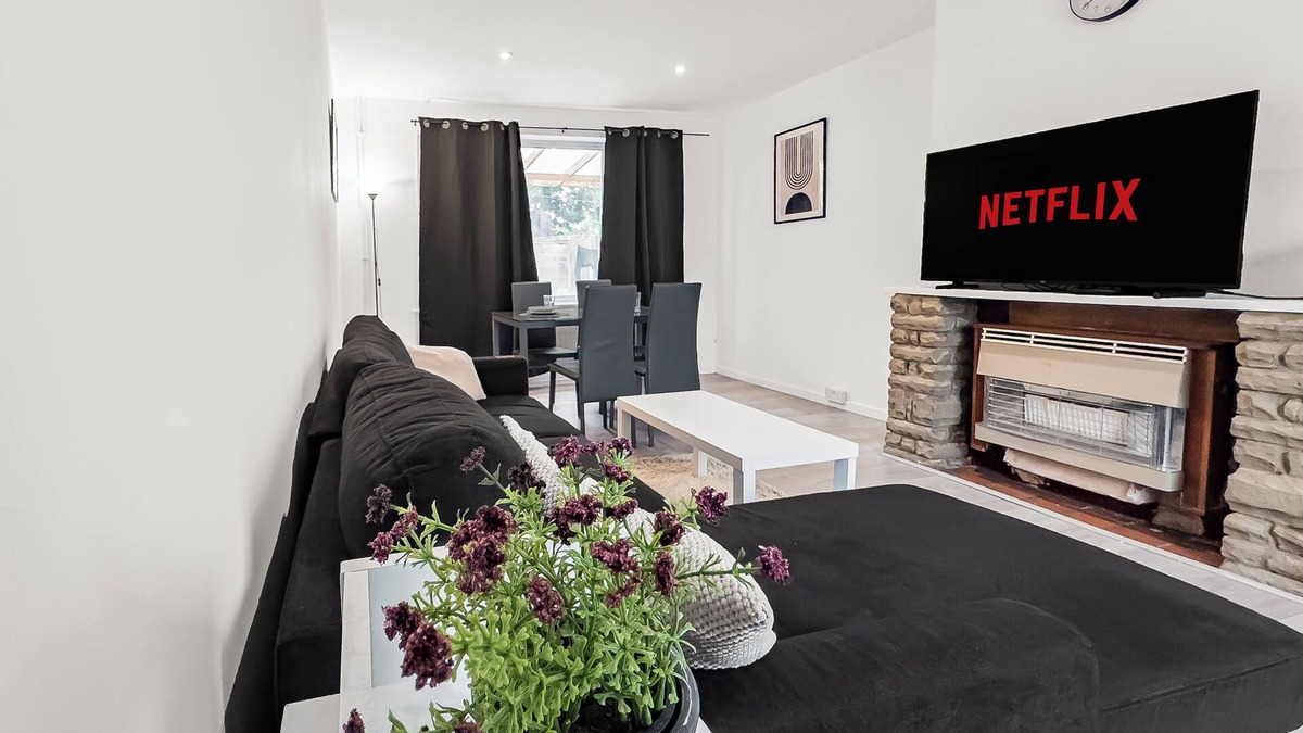 Abbey Wood House | 3bed House Abbey wood/Sleeps 8/Elizabeth Line/Free parking/pet friendly