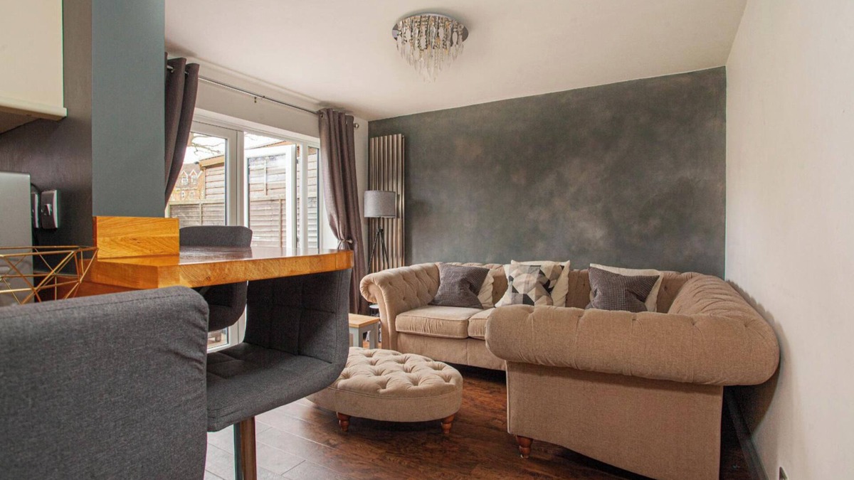 Bracknell House | 3Bed House, Sleeps 7 - Hot Tub, Garden, Parking