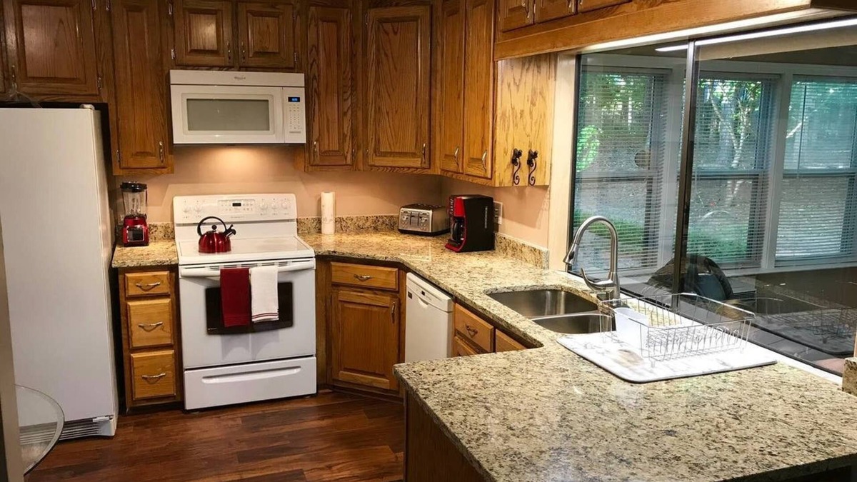 Fayetteville House | 3Bedroom 2 Bath Home. Close to Trilith Studio's Airport… shopping mall.