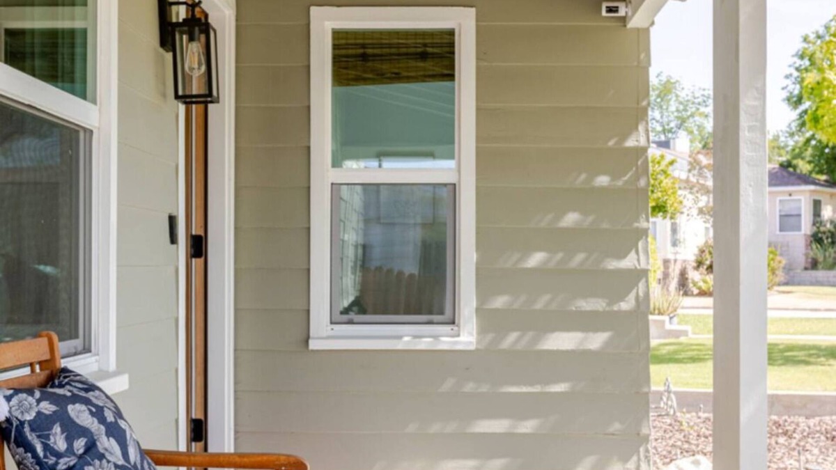 Bakersfield House | 3bedroom house close to several hospitals w/HOT TUB in pleasant La Cresta area.