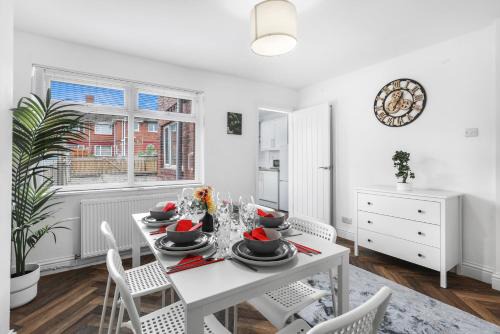 Castleside Apartment | 3Bedroom House - Free Parking