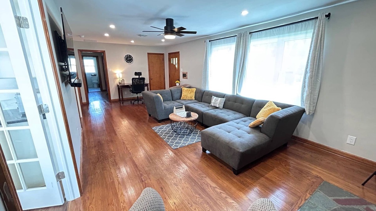 Schenectady House | 3Br, 1.5Ba Full Kitchen Central AC, Heat BBQ Firepit Spacious Equiped Generator+