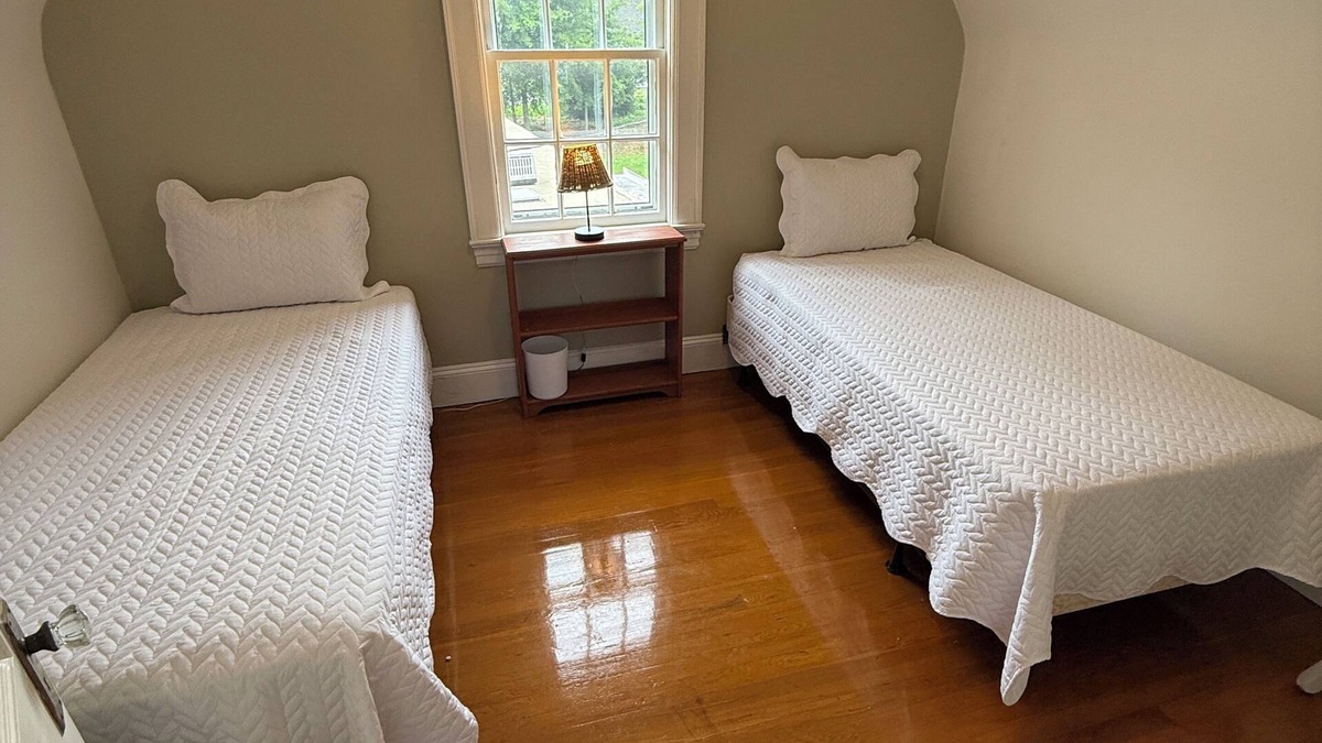 Martinsville Cottage | 3BR/2BA Cottage Sleeps 8 Short Walk to Smith River – Martinsville