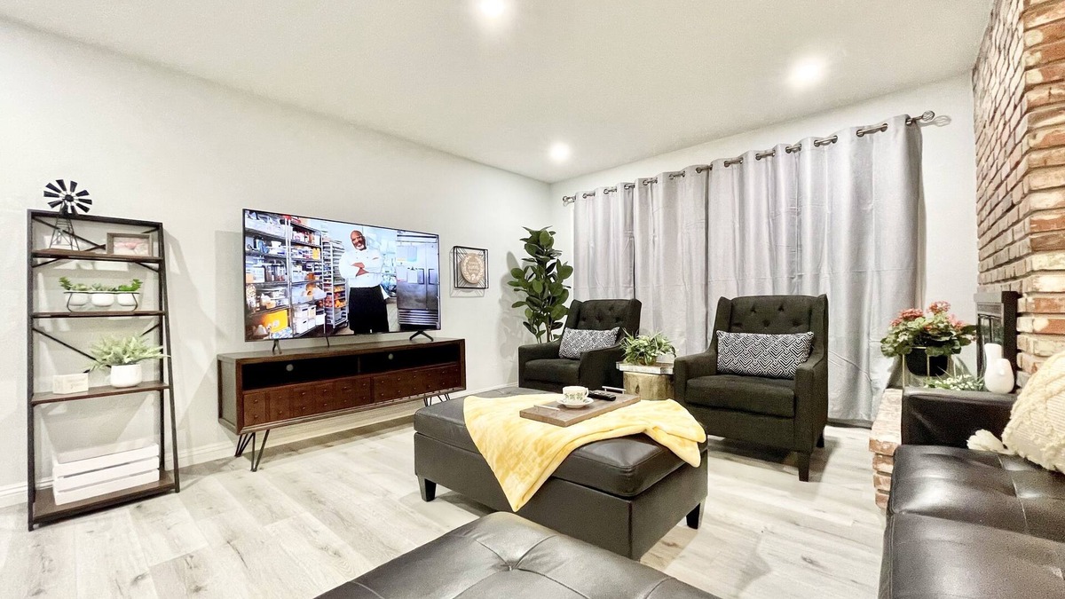 Lancaster House | 3BR/2BA Near the BLVD - Parking, Laundry, Sleep 10