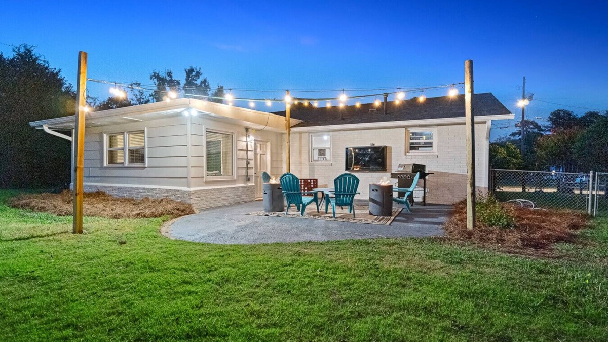 Augusta House | 3br/2ba Outdoor area/2 Living Rooms/Wellness/Fenced In Yard