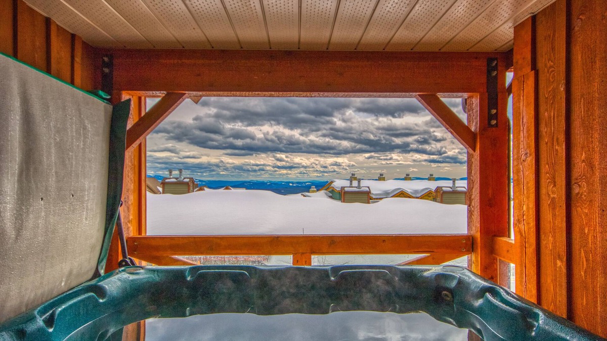 Big White Ski Resort House | 3BR 3 Bath townhouse-private hot tub, ski in skiout