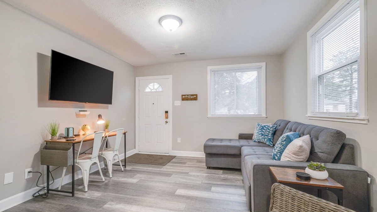 Portsmouth House | 3BR, 6 Beds – Prime Stay Near Rivers Casino!