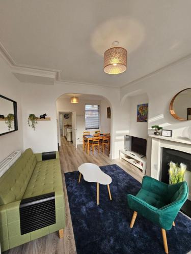 St Helens House | 3BR, 6 min to central station, full kitchen