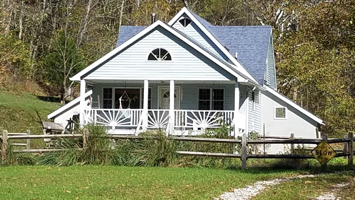 Gandeeville House | 3br bungalow in charming Walton with AC, WiFi