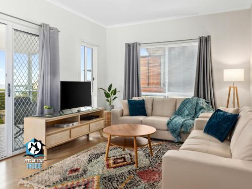 McCracken House | 3BR Contemporary Home with Sea Views