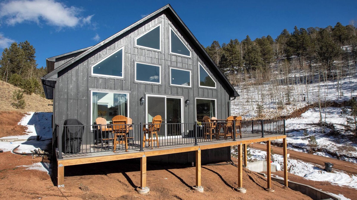 Rainbow Valley Cabin | 3BR Divide Cabin: Starlink, Mtn Views, Hiking Access! Family Friendly - Sleeps 8
