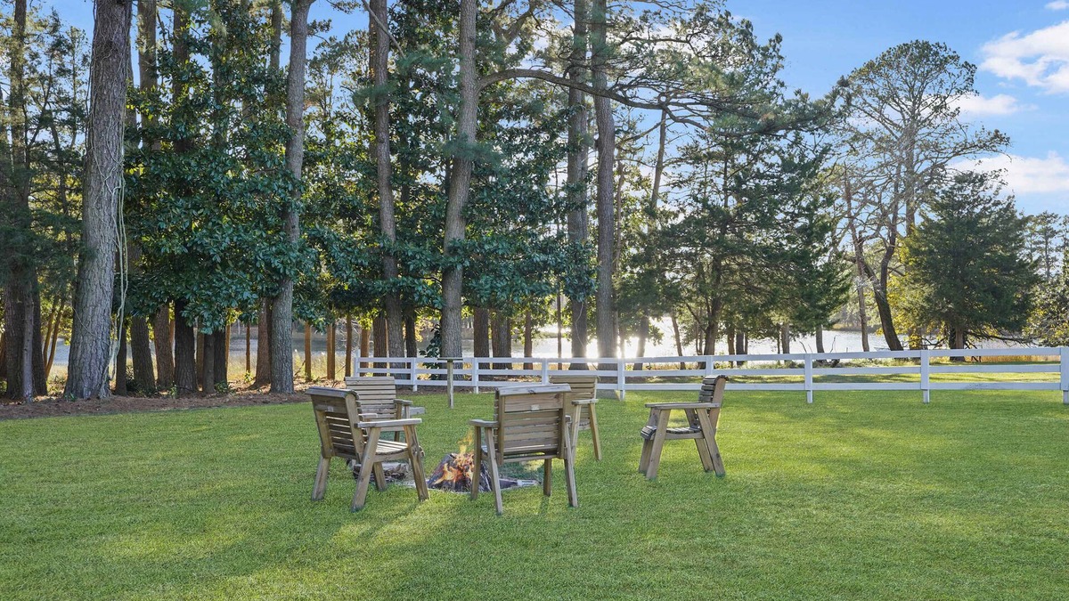 Locustville House | 3BR Farmhouse with Porch, Fire Pit, Horseshoe Pit