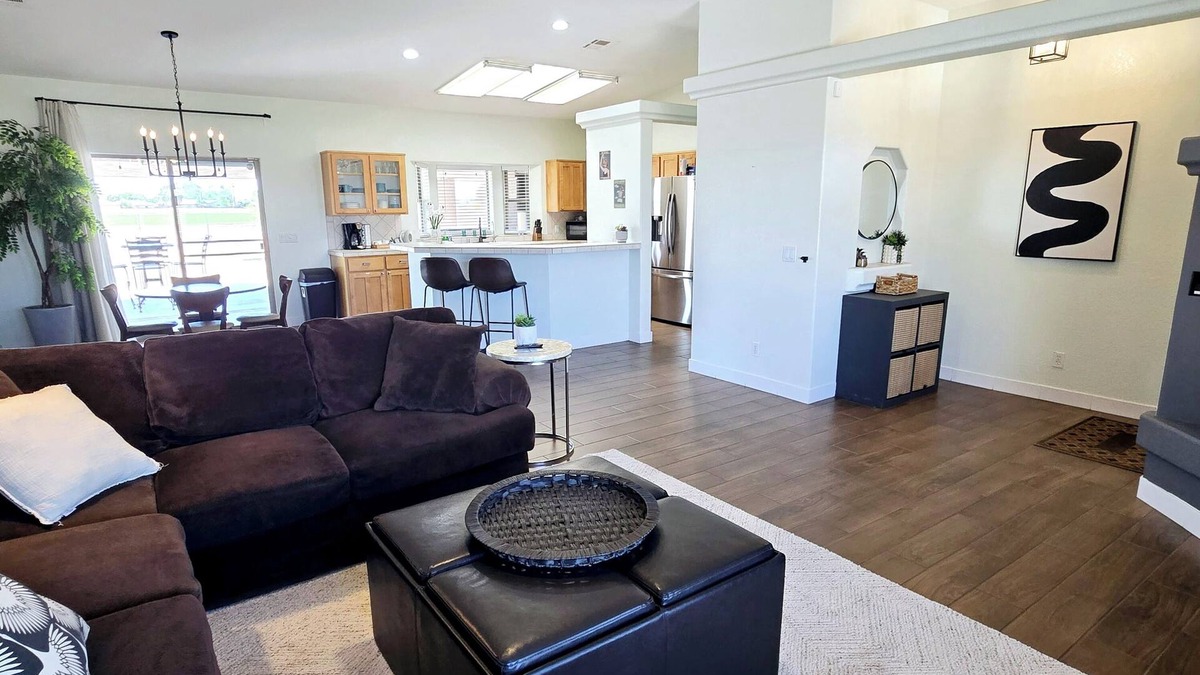 Blythe House | 3BR FLEX Stay in Blythe - Contractors Nurses Families Long-Term OK