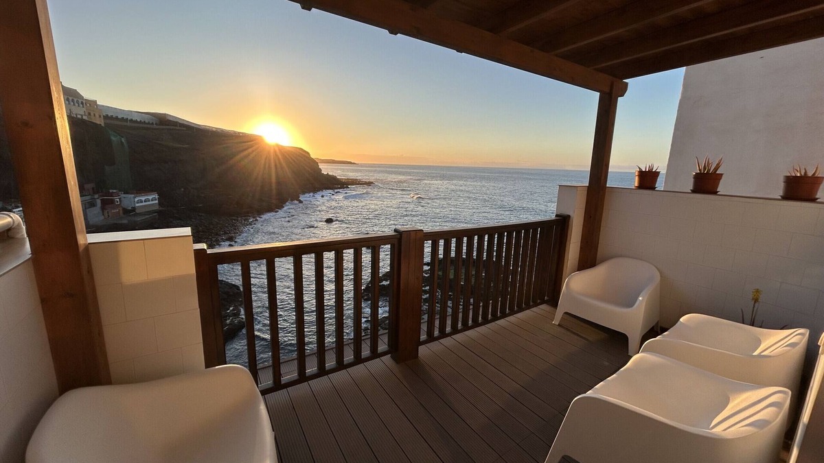 Caleta de Arriba Ski Chalet | 3BR Fronton Wave - Ocean View & Parking