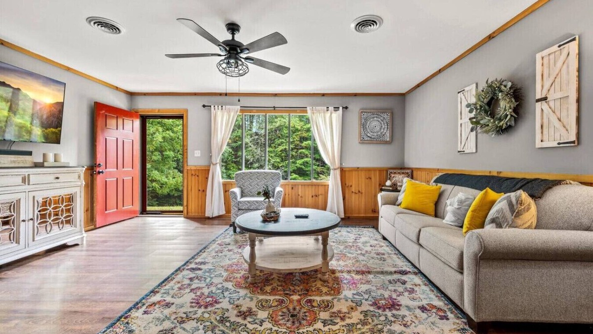 Pittman Center Cabin | 3BR Gatlinburg*Firepit*Hot Tub*Privacy + Quiet!
