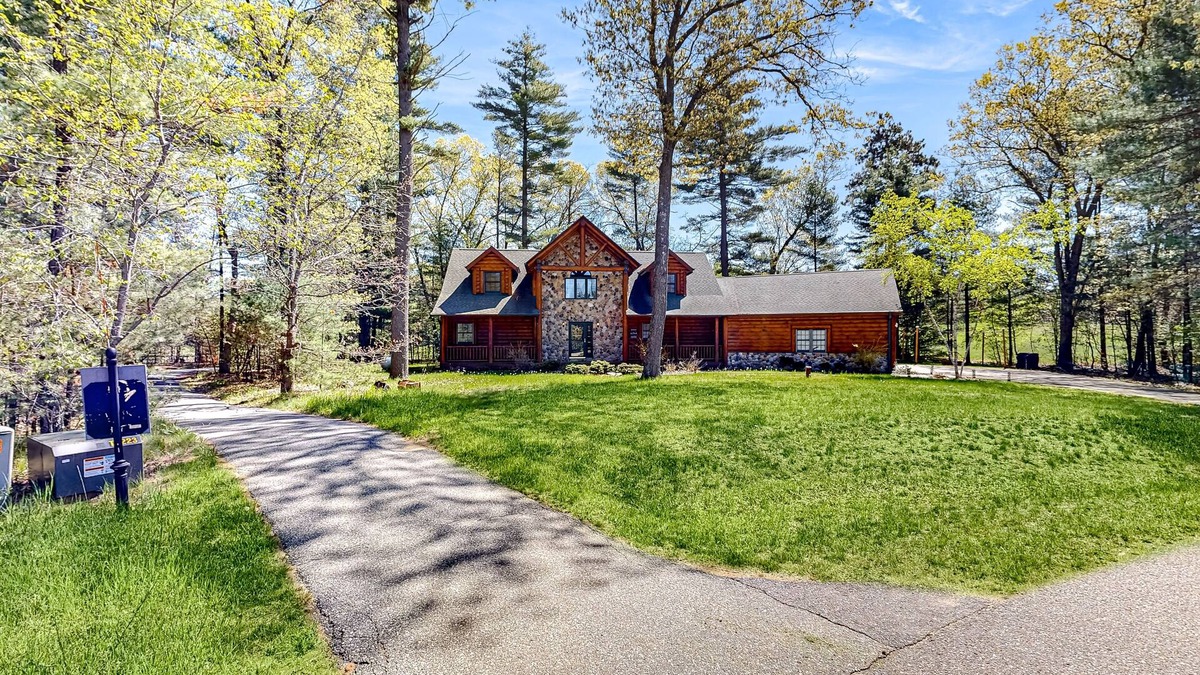 Dellwood Cabin | 3BR Golf Course-Front Cabin with Hot Tub, Game Room and Pool/Lake Access