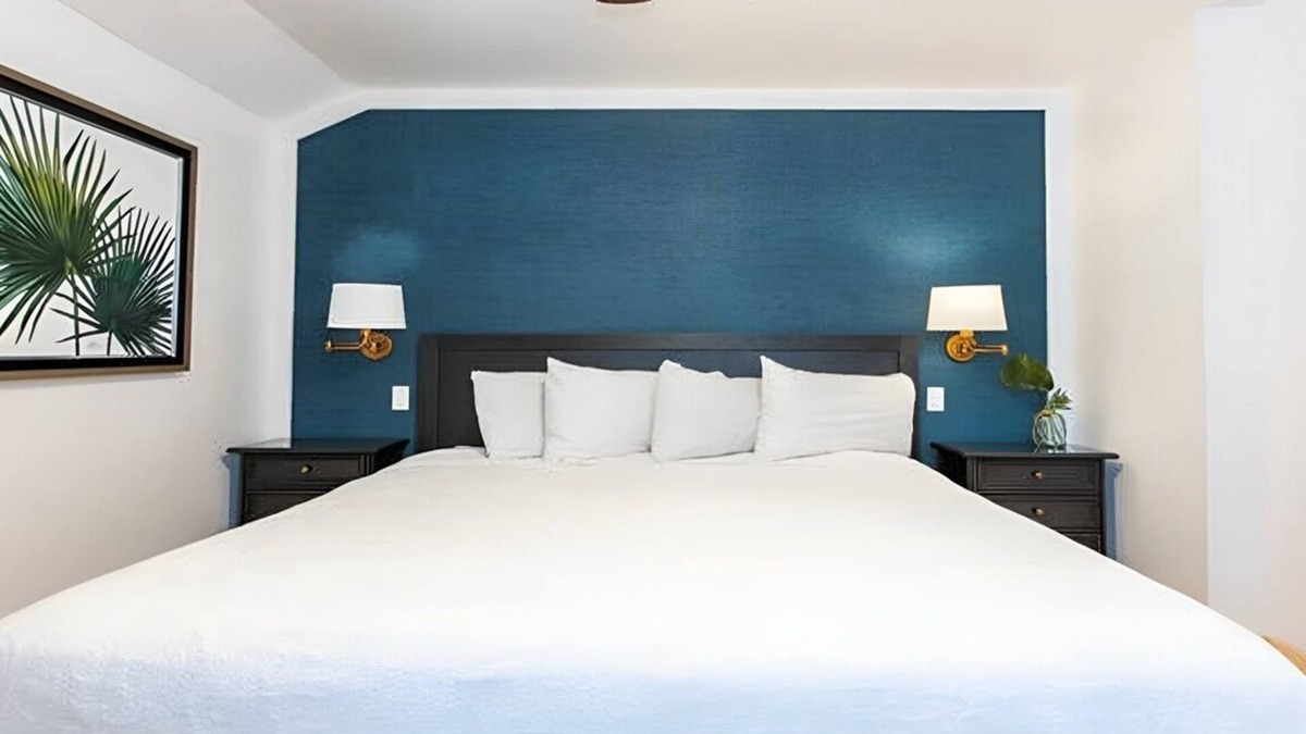 Captiva Hotel | 3BR Historical Cottage | Porch | Pools | Parking | Steps to Captiva Beach