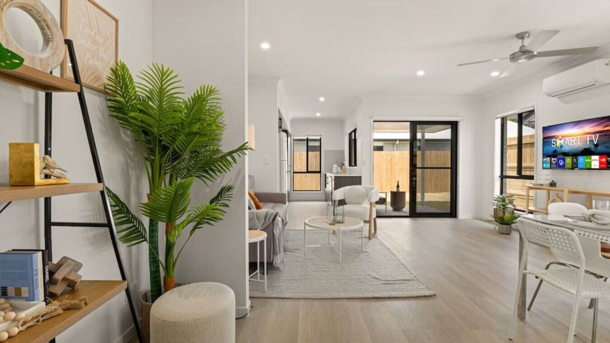 Browns Plains House | 3BR home w/cozy interior design