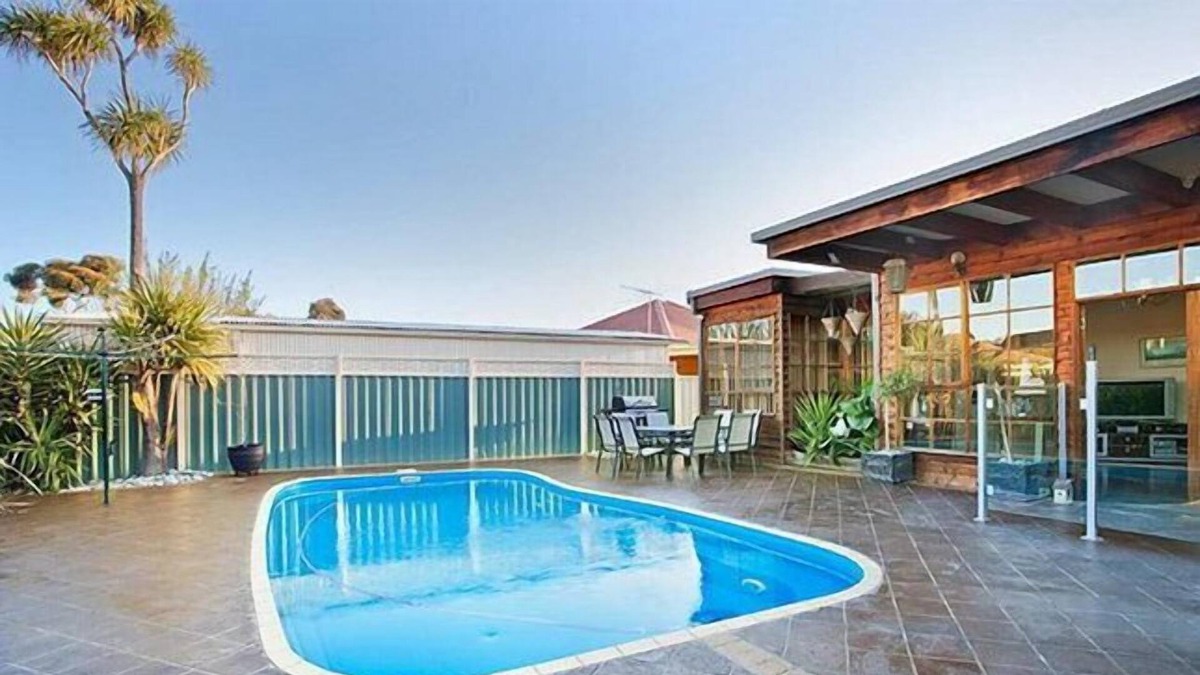 Altona North House | 3BR house with pool, close to city and beaches!