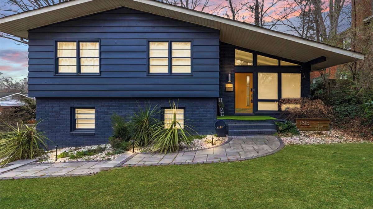 Charlotte House | 3BR Queen Chateau - Pets & Fenced Yard & Sleeps 9