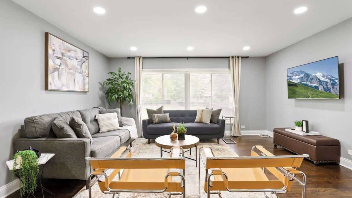 Bolingbrook House | 3BR w/Large Yard + Near Mall | LCP Collection