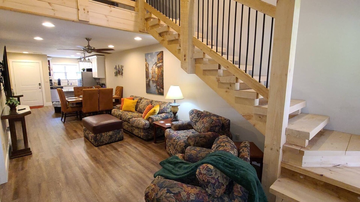 Branson House | 3BR WALK-IN w/Loft ~ Pets OK ~ Pool ~ FREE TICKETS INCLUDED! (Paradiso)