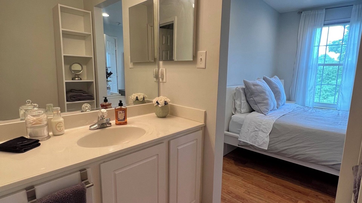 Gaithersburg House | 3LVL Townhome in Amazing Location